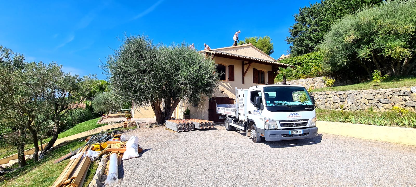 Façade en pierre rénovée sur maison provençale